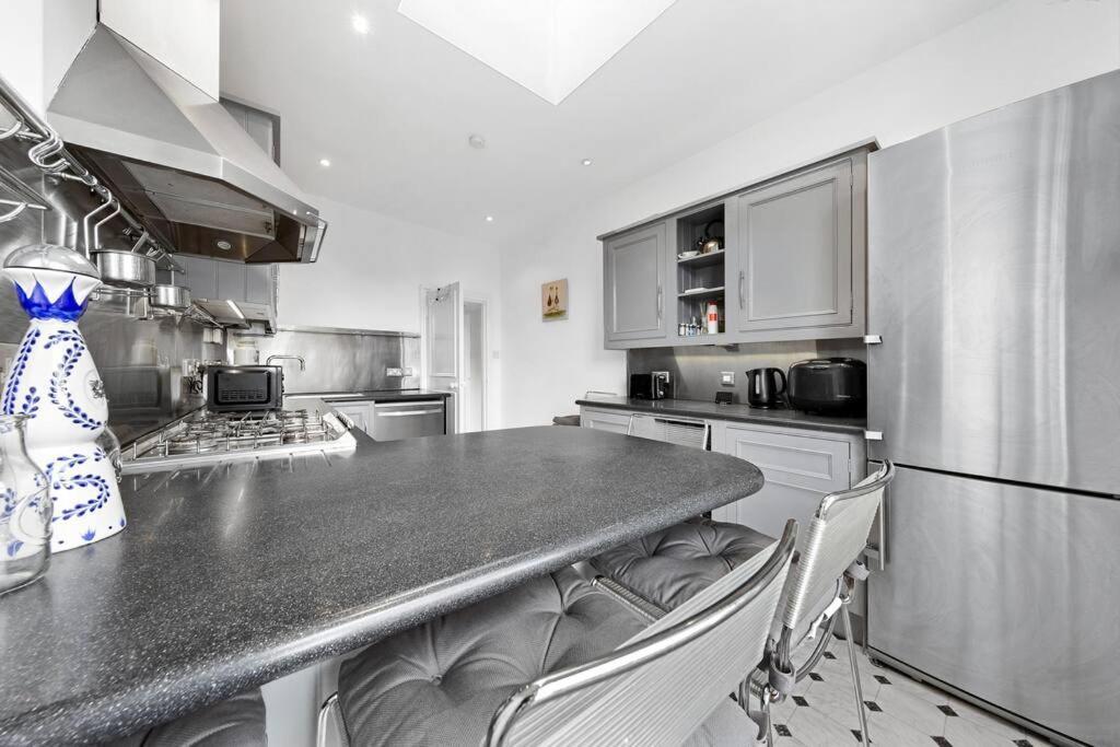Spacious Sleep 11 With Terrace In Earls Court Ec99 London Eksteriør bilde